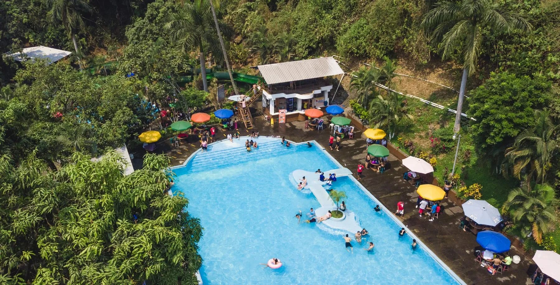 Vista aérea de las piscinas de Aqua Park entre los árboles