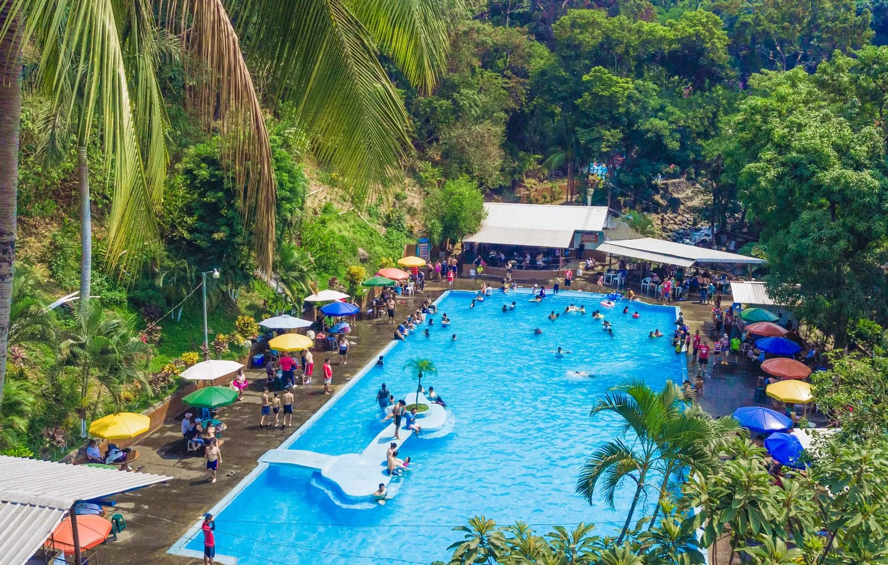 Vista aérea de la piscina principal y las galeras de Aqua Park