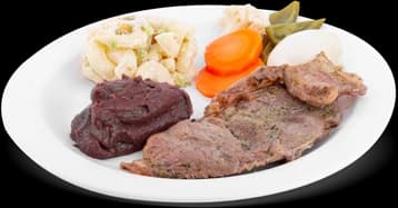 Plato de churrasquito con frijoles, ensalada y verduras del restaurante de Aqua Park