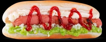 Hot dog con salsa de tomate y repollo del restaurante de Aqua Park